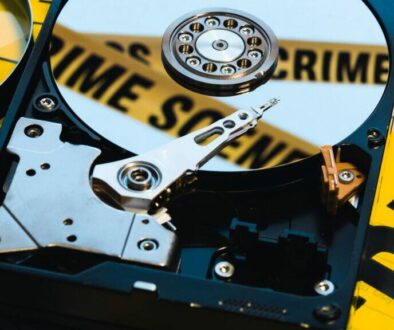 Eine Festplatte mit einem Polizeiabsperrband um Cybercrime zu visualisieren.