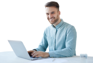 Ein lächelnder Mann sitzt mit einem Laptop an einem Schreibtisch.